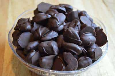 Serve the chocolate almonds in a bowl